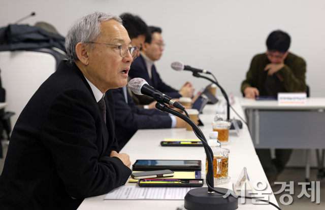 유인촌 문화체육관광부 장관이 3일 서울 종로구 국립현대미술관 서울관 회의실에서 열린 문체부 확대기관장회의에서 발언을 하고 있다. 사진 제공=문체부