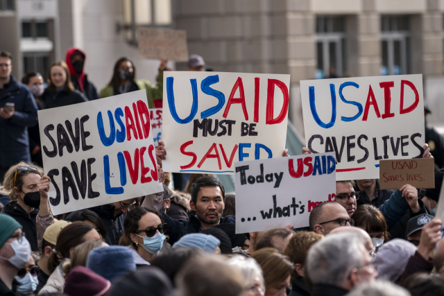 3일(현지시간) 미국 국제개발처(USAID) 본부에 직원들의 출입이 금지되면서 시민들이 시위에 나섰다. 연합뉴스