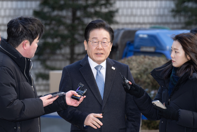 이재명(가운데) 더불어민주당 대표가 4일 서울 서초구 서울중앙지법에서 열린 ‘대장동 배임, 성남FC 뇌물’ 관련 1심 속행 공판에 출석해 취재진에 입장 발표를 하고 있다. 연합뉴스