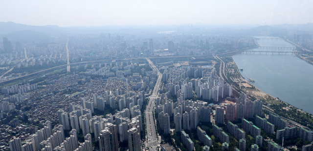 서울스카이 전망대에서 서울 송파구 잠실동과 강남구 일대 아파트 단지가 보이고 있다. 뉴스1