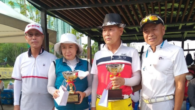 구청장배 대회 남녀 2위를 수상한 홀인원클럽. 홀인원클럽 제공