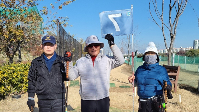 라운드 후 사진 촬영중인 회원들. 홀인원클럽 제공