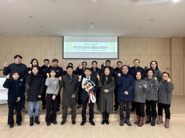 김창현(앞줄 왼쪽에서 다섯번째) 국립진안고원산림치유원 제1대 원장이 취임식을 갖고 직원들과 기념촬영을 하고 있다. 사진제공=한국산림복지진흥원