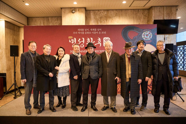 뮤지컬 명성황후 30주년 기념공연 리셉션에 참석한 양영일(왼쪽부터), 이승훈, 이태원, 이상렬, 윤호진, 이우종, 이문열, 박상현, 김규섭. 사진제공=에이콤