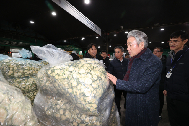 강호동(오른쪽 세번째) 농협중앙회 회장이 4일 농협 가락공판장을 둘러보며 농산물 수급상황을 점검하고 있다. 사진 제공=농협중앙회