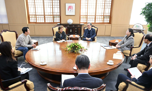 조태열(가운데) 외교부장관이 5일 납북자단체 대표와 억류자 가족들과 만나 문제 해결 의지를 밝히고 있다. 사진제공=외교부