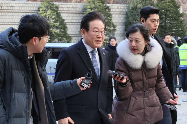 이재명 더불어민주당 대표가 5일 서울 서초구 서울고등법원에서 열린 공직선거법 위반 사건 2심 속행공판에 출석하고 있다. 연합뉴스