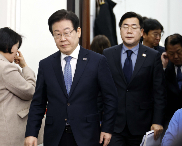 이재명 더불어민주당 대표가 5일 서울 여의도 국회에서 열린 최고위원회의에서 입장하고 있다. 성형주 기자