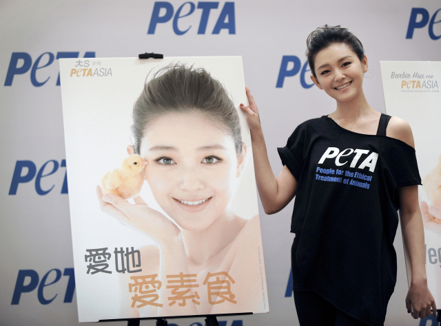 지난 2009년 쉬시위안이 중국 베이징에서 국제동물보호단체 페타(PETA) 아시아 지부와 협업해 채식을 홍보하고 있다. AP 연합뉴스