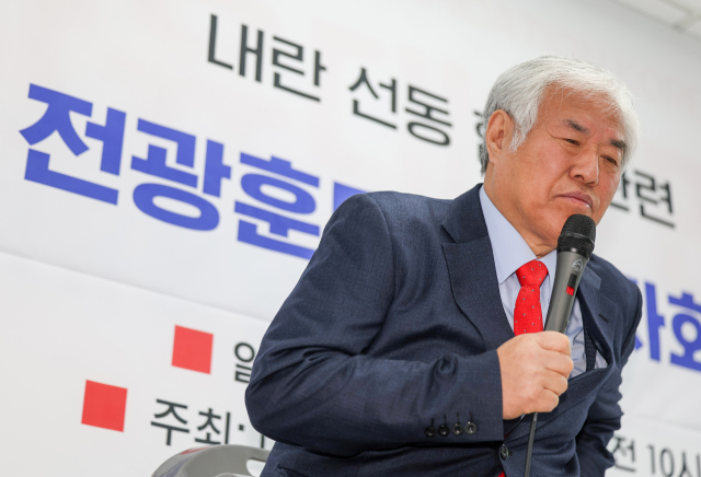 전광훈 사랑제일교회 목사가 5일 오전 서울 영등포구 자유통일당 중앙당사에서 서부지법 난동 사태 관련 기자회견을 열고 자리에 앉고 있다. 연합뉴스