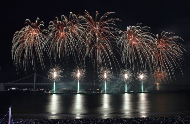 2024년 11월 9일 부산 수영구 광안리해수욕장 일대에서 열린 '제19회 부산불꽃축제'에서 화려한 불꽃이 바다의 야경을 장식하고 있다. 뉴스1