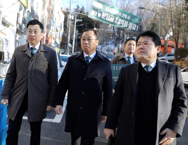 정희민(가운데) 포스코이앤씨 사장이 지난 4일 성남 은행주공을 찾아 수주 현장을 점검하고 있다. 사진 제공=포스코이앤씨