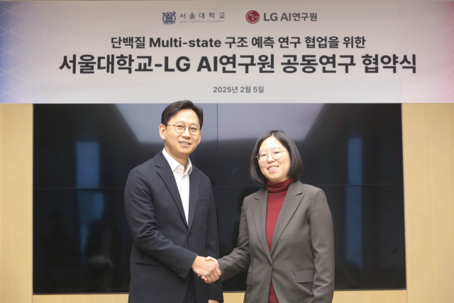 배경훈(왼쪽) LG AI연구원장과 백민경 서울대 교수가 5일 서울 강서구 마곡 LG사이언스파크 글로벌라운지에서 차세대 단백질 구조 예측 AI 공동 연구 계약을 체결한 뒤 기념사진을 촬영하고 있다.사진=LG AI연구원