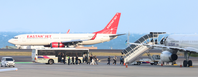 5일 오전 제주공항 계류장에서 승객들이 항공기에 탑승하고 있다.연합뉴스