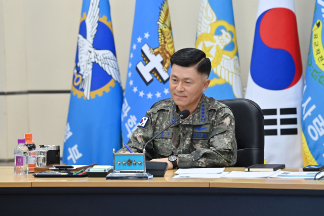 이영수 공군참모총장이 6일 화상으로 진행된 2025-1차 태평양 공군 화상회의에 참가해 인도·태평양 지역 공군지휘관들과 ‘허위정보와 오정보에 대한 이해’를 주제로 열띤 토의를 하고 있다. 사진 제공=공군