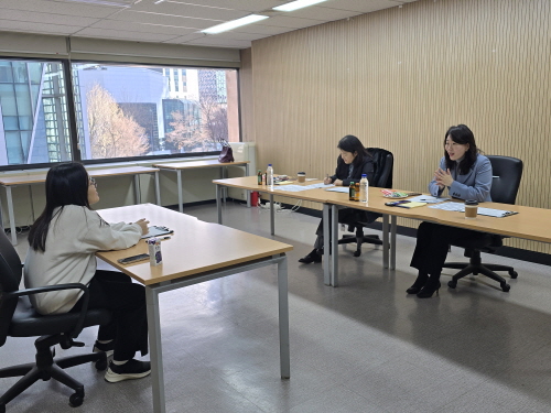 한 청년이 ‘면접 스킬 코칭’을 받고 있다.(두 명의 코치는 사진 우측부터 청년재단 박주희 사무총장, 한국바른채용인증원 장인경 부원장)