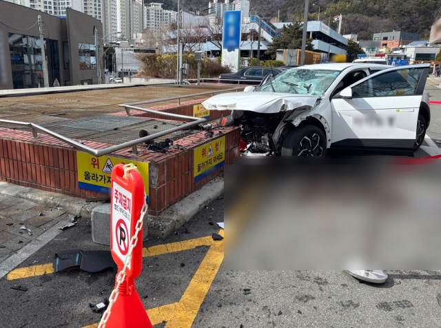 6일 오후 부산 서구의 한 대학병원 주차장에서 60대 남성이 몰던 택시가 승용차와 인근의 경계석을 들이받고 멈춰있다. 이 사고로 택시 기사가 숨졌고 4명이 다쳤다. 연합뉴스