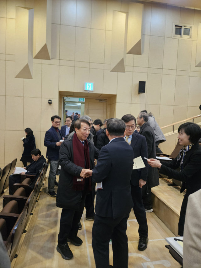 6일 정운찬 전 국무총리(한국경제학회 명예회장)가 ‘2025 경제학 학술대회’에 참석하며 김홍기 한국경제학회 회장과 인사를 나누고 있다. 배상윤 기자.