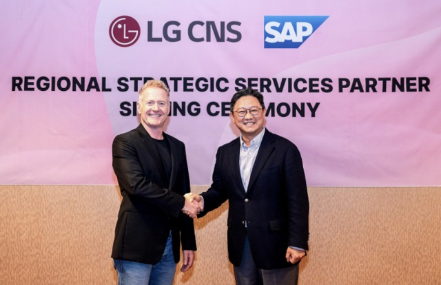 내한신(오른쪽) LG CNS 엔터프라이즈솔루션사업부장(전무)과 폴 매리어트 SAP 아시아태평양지역 사장이 RSSP 이니셔티브 협약식에서 기념사진을 촬영하고 있다.