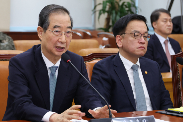 한덕수(왼쪽) 국무총리가 6일 국회에서 열린 '윤석열 정부의 비상계엄 선포를 통한 내란 혐의 진상규명 국정조사 특별위원회' 3차 청문회에서 질문에 답변하고 있다. 연합뉴스