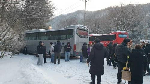 6일 오후 10시 5분께 홍천군 서면 대곡리 한 대형 리조트 인근에서 대형버스 기사가 견인 차량에 치이는 사고가 발생했다. /연합뉴스