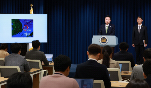 윤석열 대통령이 지난해 6월 3일 서울 용산 대통령실 청사 브리핑실에서 국정브리핑을 열고 동해 석유·가스 매장과 관련해 설명하고 있다. 윤 대통령 오른쪽은 안덕근 산업통상자원부 장관. 연합뉴스