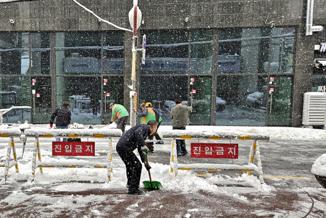 제설작업 하는 부천시 관계자들. 사진 제공 = 부천시