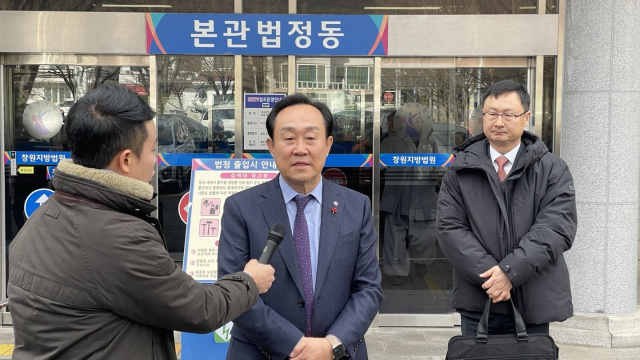 공직선거법 위반 혐의로 기소된 천영기 경남 통영시장이 7일 항소심 선고 후 창원지법 법정동 앞에서 취재진의 질문에 답하고 있다. 뉴스1