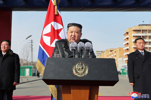 북한 김정은 국무위원장이 6일 강동군병원과 종합봉사소건설 착공식에 참석하고 연설했다고 조선중앙통신이 7일 보도했다. 조선중앙통신 연합뉴스