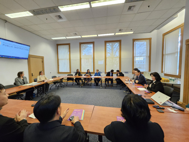 임태희 경기도교육감이 6일(현지시간) 미국 워싱턴주 교육청을 찾아 현지 교육 당국자들에게 ‘학교, 경기공유학교, 경기온라인학교’로 구성된 경기미래교육 플랫폼을 소개하고 있다. 사진 제공 = 경기도교육청