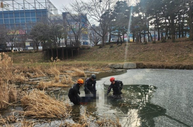 7일 오전 9시 43분께 진주 가좌동 하천에서 숨진 50대 남성을 인양하는 모습. 사진 제공=독자