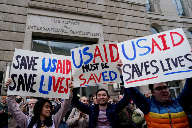 미국 워싱턴DC에 위치한 USAID 건물이 폐쇄되자 직원들이 플래카드를 들고 항의하고 있다. 로이터연합뉴스