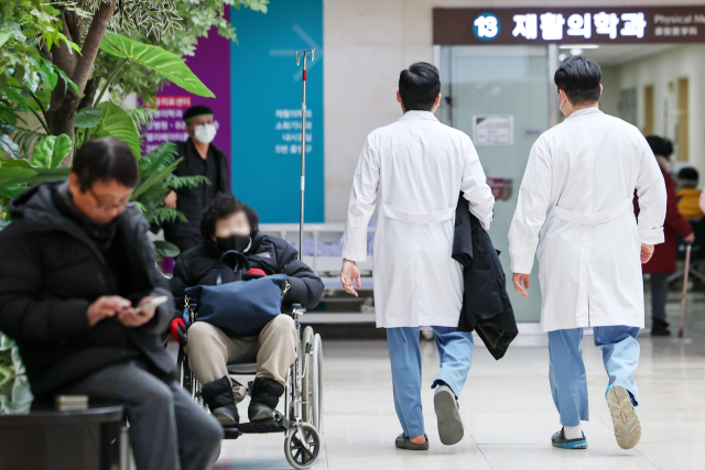 서울의 한 대학병원에서 의료진이 환자와 보호자 옆으로 오가고 있다. 뉴스1