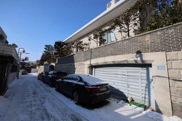 7일 정부가 전두환 전 대통령의 미납 추징금을 환수하려고 서울 서대문구 연희동 자택 본채 명의자인 부인 이순자 여사 등을 상대로 낸 소유권 이전 소송이 법원에서 각하됐다. 사진은 이날 전두환 전 대통령의 서울 연희동 자택 모습. 연합뉴스