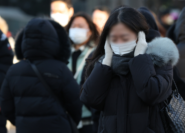 한파가 기승을 부리며 서울의 체감온도가 영하 18.7도까지 떨어진 4일 오전 서울 종로구 광화문네거리에서 시민들이 이동하고 있다. 연합뉴스