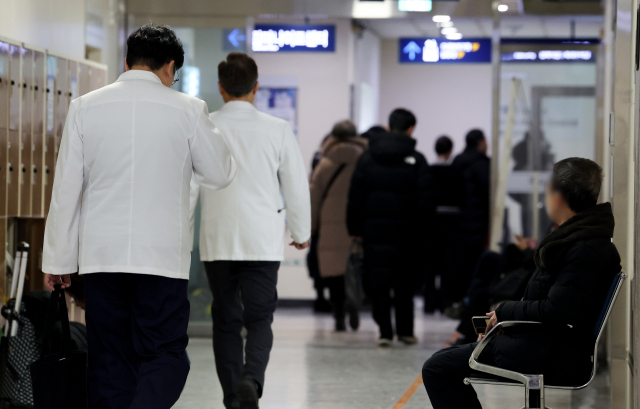 서울 한 대형병원에서 의료진이 이동하고 있다. 연합뉴스