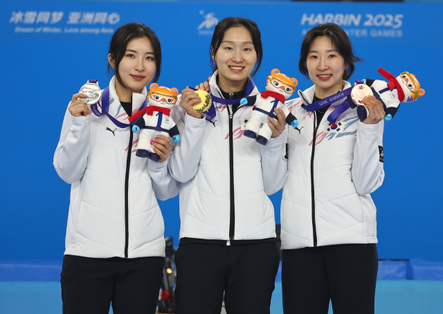 8일 하얼빈 동계아시안게임 쇼트트랙 여자 500m에서 1~3위에 오른 한국 선수들이 시상식에서 기념 촬영을 하고 있다. 왼쪽부터 은메달 김길리, 금메달 최민정, 동메달 이소연. 연합뉴스