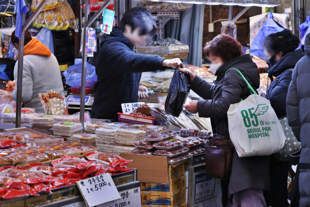 설 명절을 앞둔 지난달 23일 오후 서울 동대문구 경동시장을 찾은 시민들이 장을 보고 있다. 연합뉴스