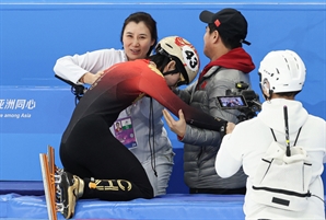 무릎 꿇고 눈물 펑펑…한국에 두 번 진 린샤오쥔, '첫 금메달' 반응