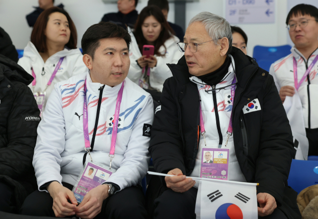 8일 하얼빈 동계아시안게임 스피드스케이팅 경기를 관전하며 대화를 나누는 유승민(왼쪽) 차기 대한체육회장과 유인촌 문화체육관광부 장관. 연합뉴스