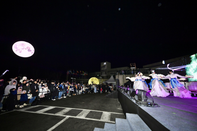 8일 경기 김포시 애기봉평화생태공원에서 열린 문화행사에서 대보름달 점등식과 공연이 펼쳐지고 있다. 사진 제공=김포시