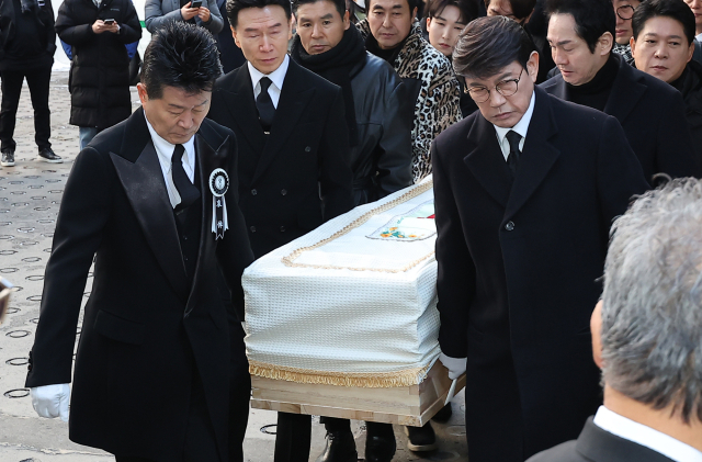 9일 오전 서울 종로구 서울대병원 장례식장에서 열린 '국민 트로트 가수' 고(故) 송대관의 영결식에서 가수 태진아(왼쪽)와 설운도가 운구하고 있다. 뉴스1