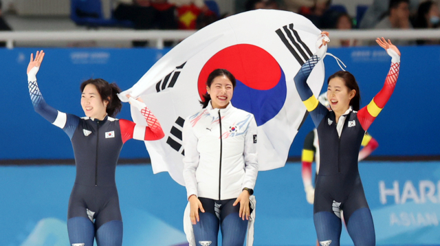 스피드스케이팅 여자 팀 스프린트에서 우승을 합작한 김민지(왼쪽부터), 이나현, 김민선. 연합뉴스