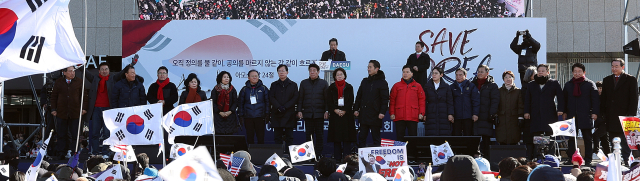 지난 8일 동대구역 광장에서 열린 국가비상기도회에 이철우 경북도지사와 국민의힘 대구·경북 국회의원 등이 연단에 올라 집회 참가자들에게 인사하고 있다. 세이브코리아 주최로 열린 이날 기도회에서는 윤석열 대통령 탄핵 반대와 석방을 촉구했다. 연합뉴스