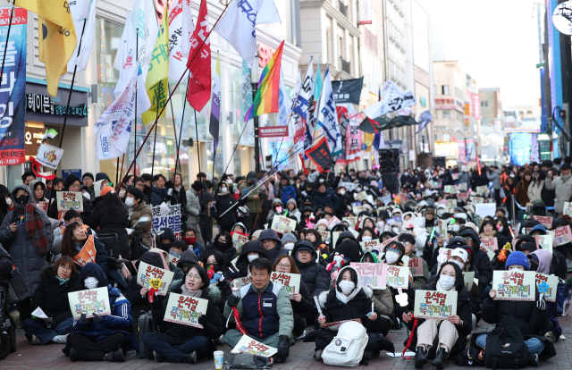 지난 8일 대구 중구 동성로에서 윤석열퇴진 대구시국회의가 주최로 18차 윤석열퇴진 대구시민시국대회가 열리고 있다. 연합뉴스