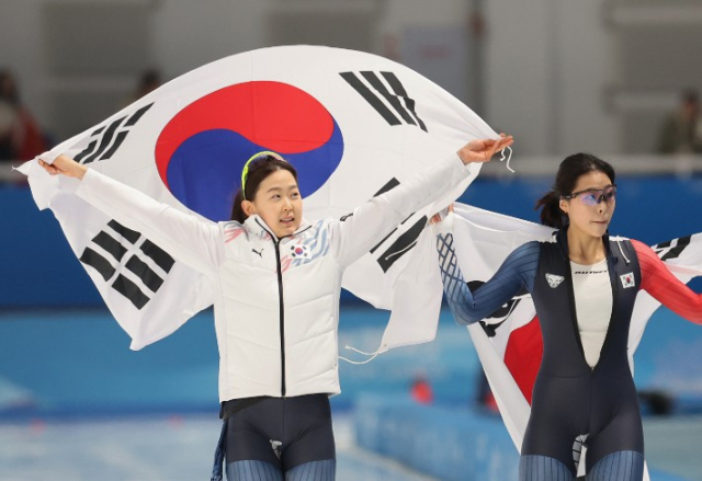 2025 하얼빈 동계아시안게임 스피드스케이팅 여자 500m 금·은메달을 차지한 김민선(왼쪽)과 이나현. 연합뉴스