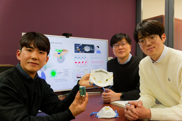 KAIST 전기및전자공학부 유승협 교수 연구팀. 왼쪽부터 전기및전자공학부 최동호 박사과정, 유승협 교수, 신소재공학과 김민재 학사과정. 사진제공=KAIST