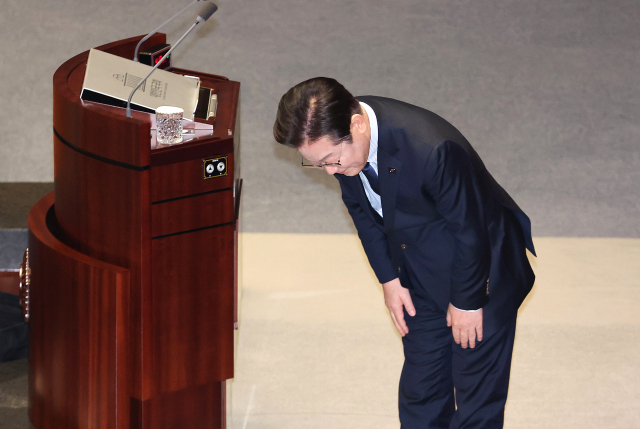 이재명 더불어민주당 대표가 10일 국회 본회의에서 교섭단체 대표 연설을 하기에 앞서 여당 의원들을 향해 인사하고 있다. 연합뉴스