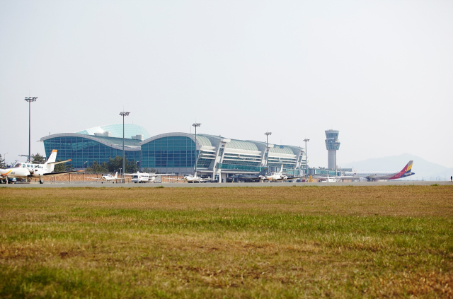 무안국제공항 전경. 지난해 12월 29일 전남 무안국제공항에서 발생한 제주항공 여객기 참사로 취해진 공항 활주로 폐쇄 조치가 장기화할 전망 속에 공항 정상화는 기약이 없는 상황이다. 그야말로 전남도 건설교통국이 블랙홀에 빠져 버린 듯한 분위기다. 사진 제공=전라남도