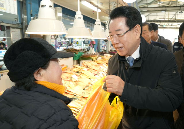 김영록 전라남도지사가 지난달 23일 설 명절을 앞두고 지역 전통시장인 여수 수산시장을 방문, 물가 점검 및 물품을 구매하며 내수경기 침체로 인한 소비 부진으로 어려움을 겪는 상인들을 격려하고 있다. 조기 대선 전망 속 ‘호남 주자론’을 앞세운 김영록 전남지사가 대선 출마를 공식화한 가운데 광주 군 공항 이전 문제, 무안공항 정상화, 전북 새만금공항과의 경쟁 등 ‘공항 이슈’와 관련 해결책 마련에 관심이 모아지고 있다. 사진 제공=전라남도